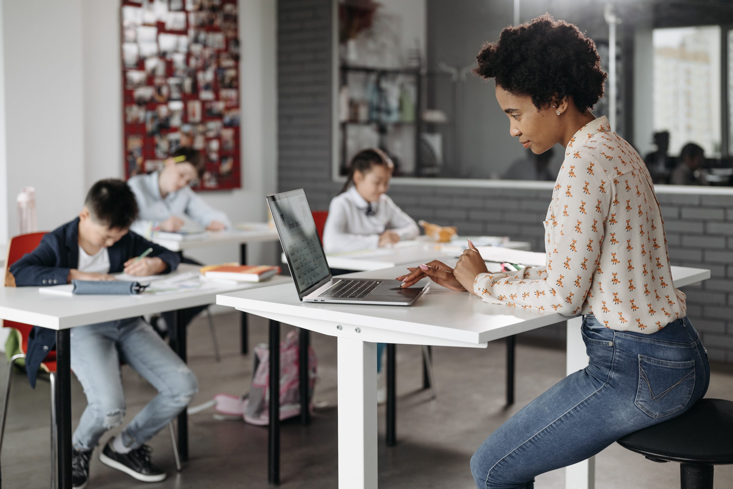 Educator or teacher benefit from MacBook and Apple product features for school.